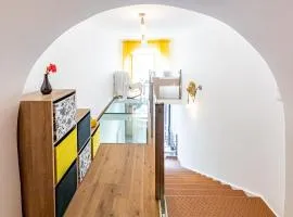 GOLDEN LION APARTMENT by JR City Apartments