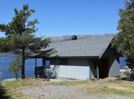 Large and cozy cabin by the Hardangerfjord，位于Utne的酒店