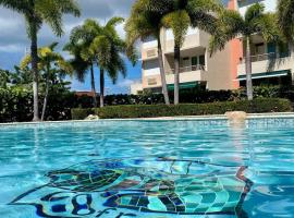 Spacious and comfortable, 3 pools, mini golf, tennis court, near combate beach，位于Pole Ojea的酒店