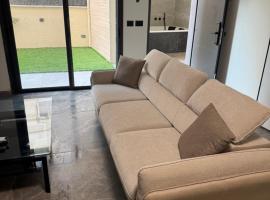 אחוזת בר אילן עם גקוזי יש בדירה ממד，位于Qiryat Motzkin的带热水浴缸的酒店