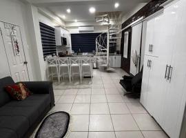 Elm's Secret Nest, Westmoorings-2 Bedroom Suite and Pool，位于西班牙港的酒店