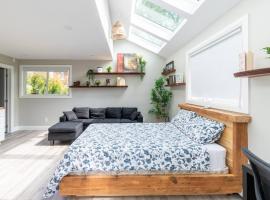 ENTIRE BACHELOR UNIT EN-SUITE UPTOWN WATERLOO - e4，位于滑铁卢的酒店