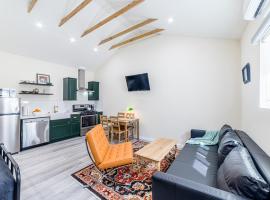 Private stylish studio, near CSUN, Fast Wi-Fi，位于格拉纳达山的酒店
