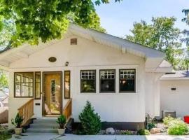 South Minneapolis Tangletown Charm，位于明尼阿波利斯的乡村别墅