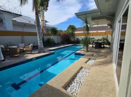 Two-Bedroom Private Villa with Spacious Pool Retreat，位于邦劳的酒店