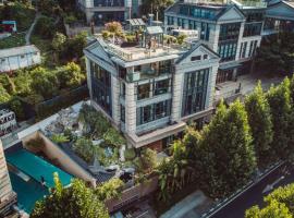 The Boutique Hotel with Authentic Antique Collection & Suzhou Garden，位于重庆的民宿