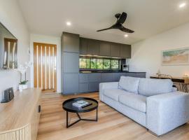 Our Treehouse near Mooloolaba，位于布德林姆的酒店