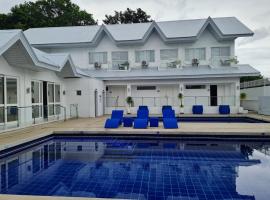 Blu Serenity Villas & Hotel by SMS Hospitality，位于洛斯巴尼奥斯的酒店