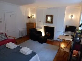 Large Bright Soho Studio flat with Large Terrace