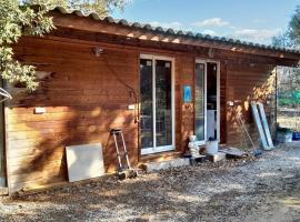 Charmant studio a Cucuron 38 m² avec jardin et barbecue!，位于屈屈龙的酒店