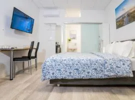 Private room #1 with King Size, ground floor, AC, only 2min to RAB