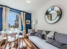 Cozy Apt at Edinburgh Castle, Parking