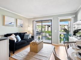 5 Min walk to the beach 1st floor condo Sleeps 4