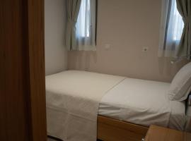 Sunrise Room 1，位于伊古迈尼察的酒店