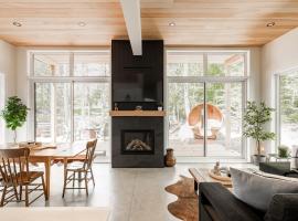 Valhalla Tremblant Cabin Retreat-Your Haven Awaits!，位于La Conception的酒店