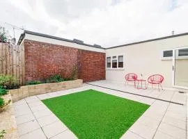 Modern 3-Bedroom 2-Bathroom Flat with Garden at Hanwell