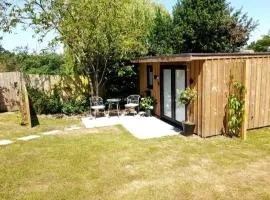 Cosy garden studio in Wimborne with parking