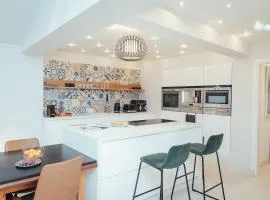 5 Bed Family Home- Free Parking