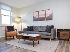 Luxury apartment with gym, steps from commuter rail #4011，位于Reading的酒店