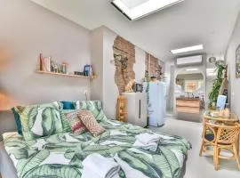 Pats garden room with mini cinema, projector