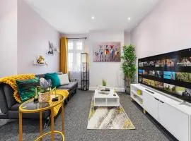 Spacious London 2-Bed Flat with a King Bed-Save on Long Stays-5 Separate Beds- Parking Available!