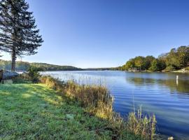 Walk to Roaming Woods Lake Home with Fire Pit!，位于Hamlin的酒店