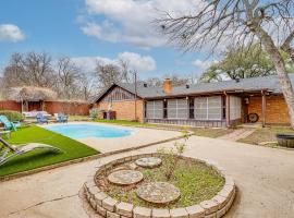 Private Pool and Patio Fort Worth Area Home，位于Aledo的酒店