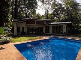 Villa Cabu & Casa Color Caribe，位于蓬塔乌巴的酒店