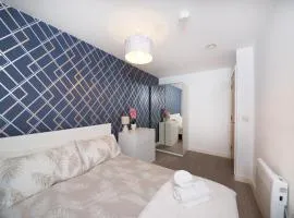 Luxury 1-Bed Apartment by Manchester Hotspots, City Centre, The Lowry, Old Trafford & Etihad, Sleeps 4, Balcony, Netflix, Gym, Nespresso, Great for Contractors & Relaxation!