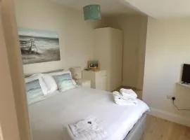 3TheDome - Luxury Ground Floor Apartment opposite the Beach, Barton on Sea