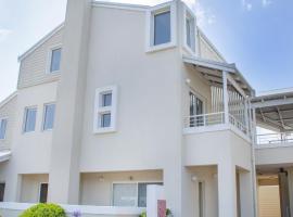 Midd's on the Beach - luxury beach front apartment，位于奥尔巴尼的酒店