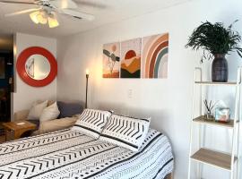 Oesta Palma's Guest House with BBQ & Beach Gear Near Downtown WBP，位于西棕榈滩的酒店