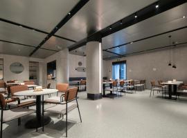 武汉黄鹤楼长江大桥亚朵X酒店，位于汉阳的酒店
