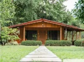 Cabin in Paradise with jacuzzi, free Wifi, and Relaxing sound of the river, Bungalows Tulipanes