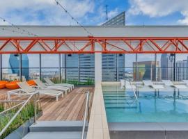 16th and 18th FL Bold CozySuites with pool gym，位于达拉斯的酒店