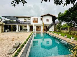 The Villa Kalbashi Kotte - Luxury Stay with Swimming Pool，位于斯里贾亚瓦德纳普拉科特的酒店