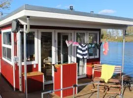 Abenteuer Flusslandschaft - Hausboot fest vertäut in Mecklenburg-Vorpommern