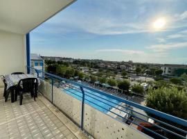Lovely flat overlooking the pool，位于Veneto的酒店
