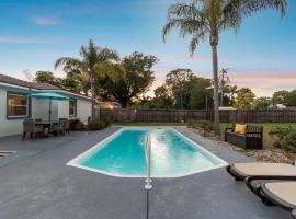 Tropical Retreat with Heated Pool & Firepit，位于克利尔沃特的酒店
