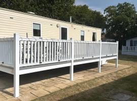Homely Caravan With Decking At Valley Farm Holiday Park, Sleeps 8 Ref 46713V，位于Great Clacton的酒店