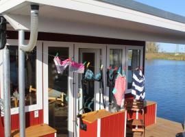 Abenteuer Flusslandschaft - Hausboot fest vertäut in Anklam，位于安克拉姆的酒店