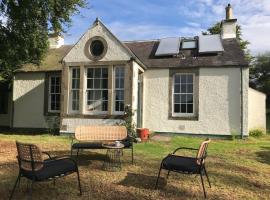 Gorgeous boutique off-grid cottage near Peebles，位于皮布尔斯的酒店