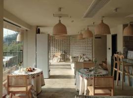 Starlight Naked Cliff View Hotel Xijiang Qianhu Miao Village Branch，位于西江的酒店