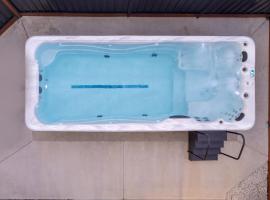 Luxury Hunter Valley Acreage - Heated SwimSpa - Mountain Views - Pool Table - Fire Pitt，位于Millfield的Spa酒店