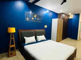 Deluxe Rooms near Tree Park Metro station Whitefield，位于班加罗尔的酒店