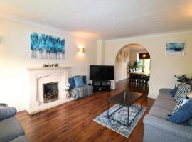 Binfield - Spacious Luxurious Four Bedroom House，位于布拉克内尔的酒店