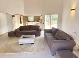 The Bungalow Kyrenia North Cyprus，位于Ayios Ioannis的酒店