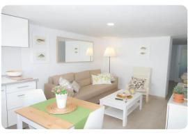 Charming apartment 5 min walking from beach，位于蒂亚斯的酒店