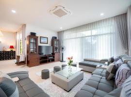 Sriwaree Pool Villa Khao Lak - 8 meters pool - 3 bedroom - 2 bath，位于蔻立的度假屋