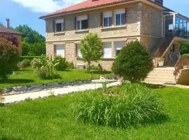 Appartement charmant à Toulonjac avec jardin et terrasse, 110 m²